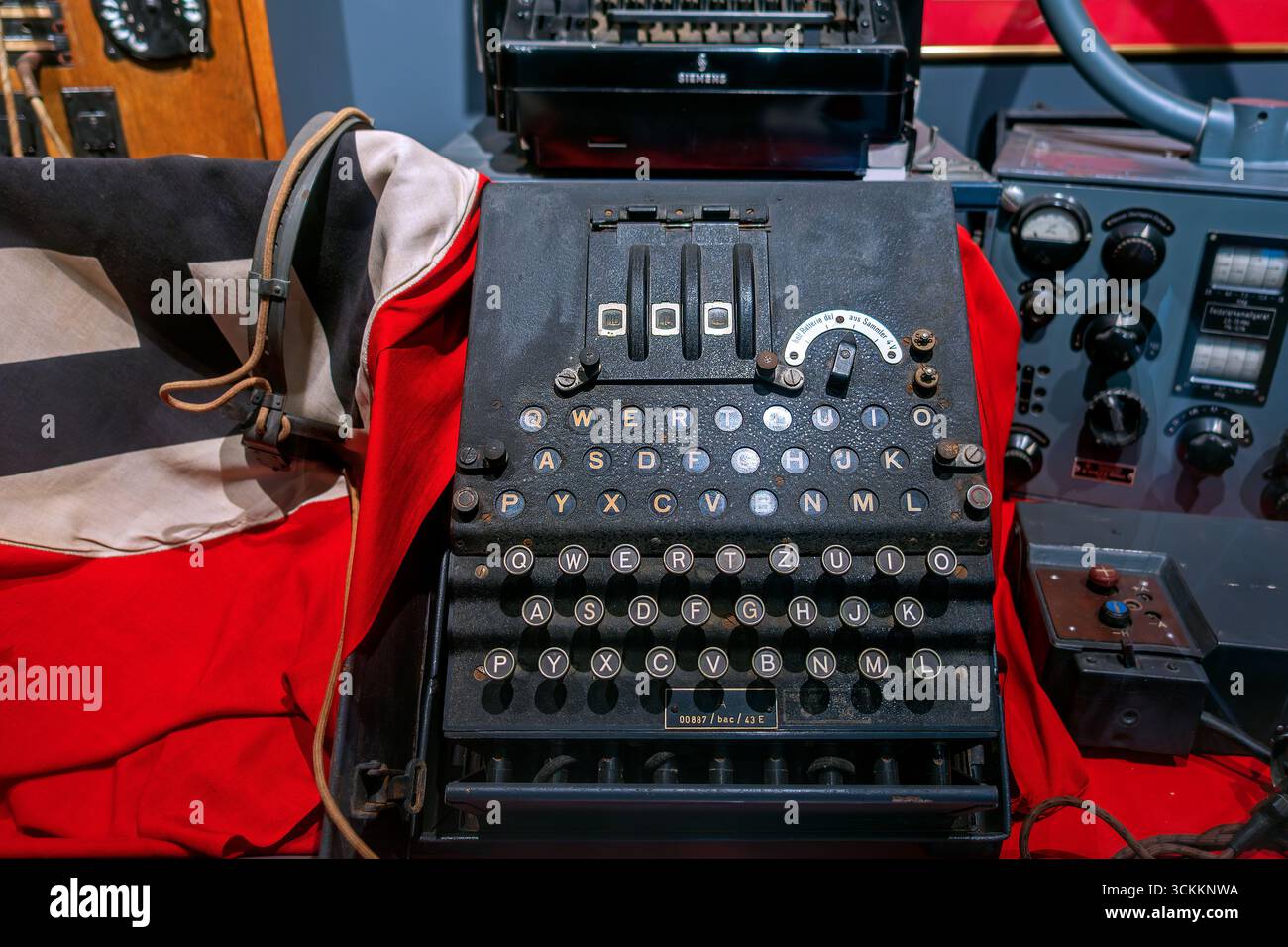 Deutsche drei-Rotor-Enigma-Chiffriermaschine zum Kodieren streng geheimer militärischer Nachrichten, die von Nazi-Deutschland während des Zweiten Weltkriegs verwendet wurde Stockfoto
