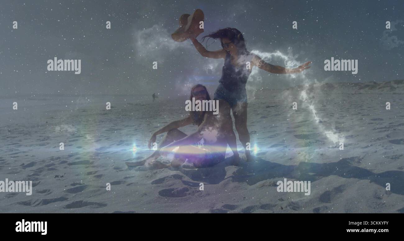 Lachender Mann in Badehose und Sonnenbrille, Freund im Badeanzug, der Strohhut am Strand hebt, kosmischer Effekt Stockfoto