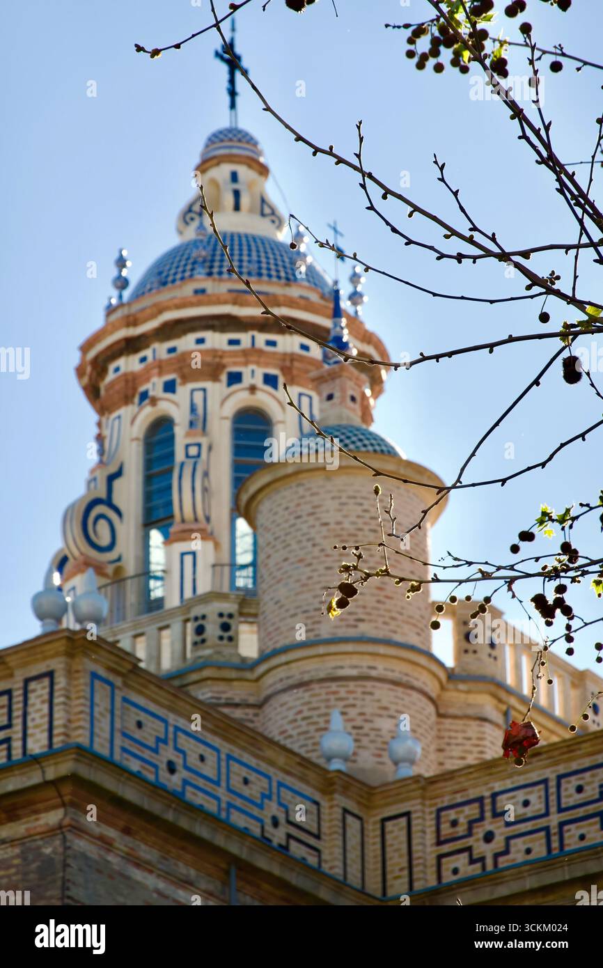 Die gekachelte Kuppel der Renaissance-Architektur aus dem 16. Jahrhundert Jesuiten-katholische Iglesia de la Anunciación Calle Laraña Sevilla Andalusien Spanien Europa Stockfoto