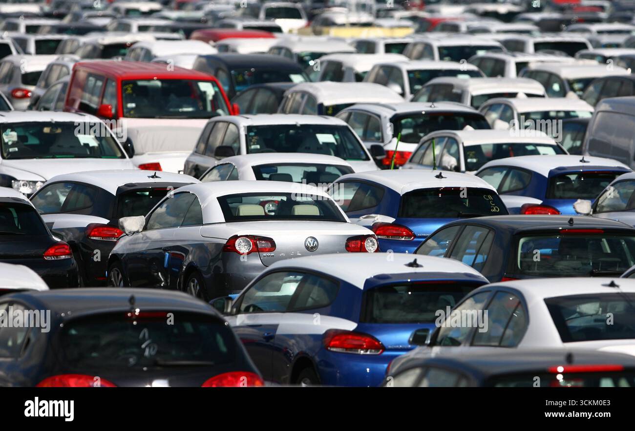 Aktenfoto vom 03/09 von Autos, die auf den Docks in Sheerness, Kent, aufgereiht waren. Die britische Finanzaufsicht arbeitet mit Influencern zusammen, um im Rahmen einer 1-Millionen-Pfund-Kampagne das Bewusstsein für die potenziellen Gefahren von Werbeanzeigen für Fahrzeugfinanzierungen zu schärfen. Die Financial Conduct Authority (FCA) erklärte, dass sie den Verbrauchern mitteilen möchte, dass sie keine Schadenregulierungsgesellschaft (CMC) oder eine Anwaltskanzlei für den Zugang zu ihrem Entschädigungssystem für Kfz-Finanzierungen nutzen müssen. Ausgabedatum: Freitag, 12. September 2025. Stockfoto