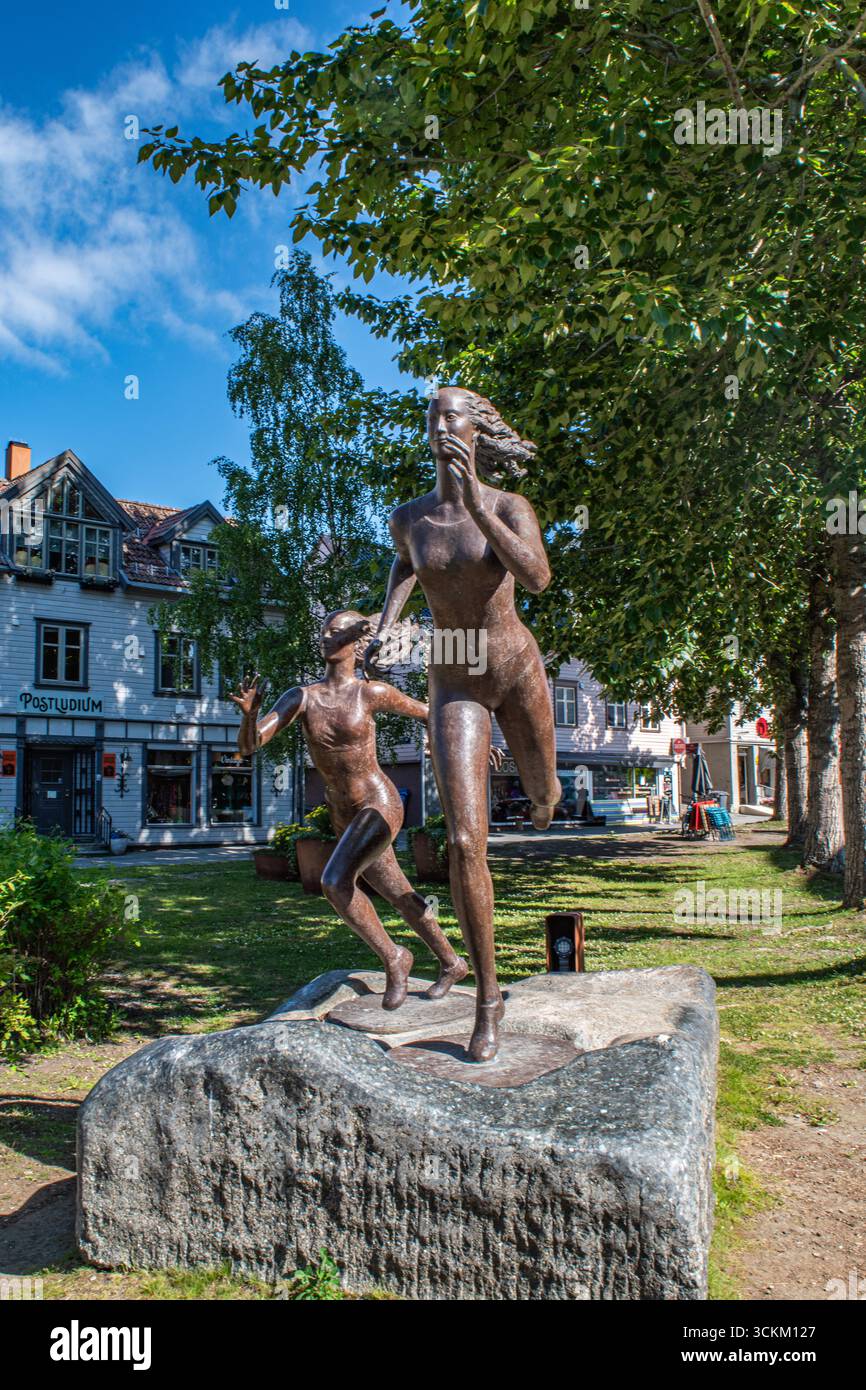 Tromsø, die arktische Hauptstadt, liegt auf einer kleinen Insel 350 Kilometer nördlich des Polarkreises und ist die größte Stadt in Nordnorwegen Stockfoto