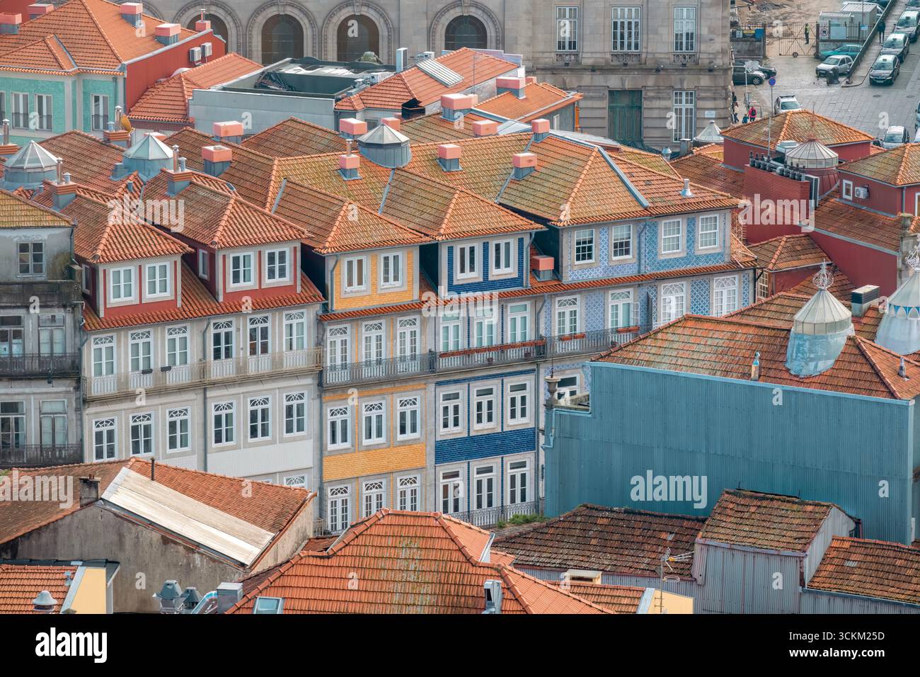 Traditionelle Farbenfrohe Portugiesische Gebäude Mit Blauen Azulejo-Fliesen Und Orangefarbenen Terrakotta-Dächern Im Historischen Viertel Porto. Portugiesisch, Fassaden Stockfoto