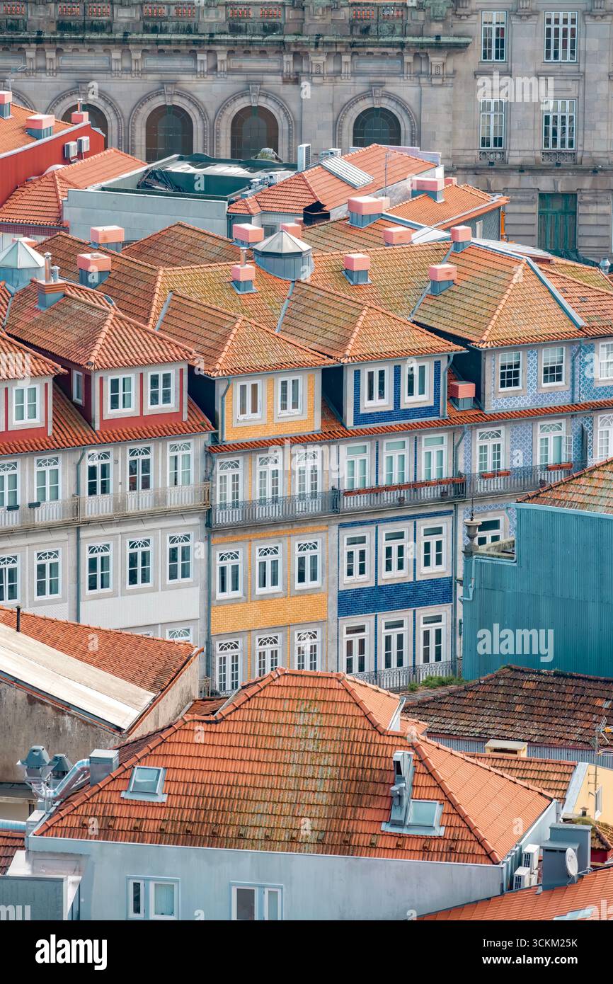 Blick auf Porto traditionelle farbenfrohe Gebäude mit charakteristischen Azulejo-Keramikfliesen und orangefarbenen Terrakotta-Dächern. Portugiesisches Wohnhaus Stockfoto