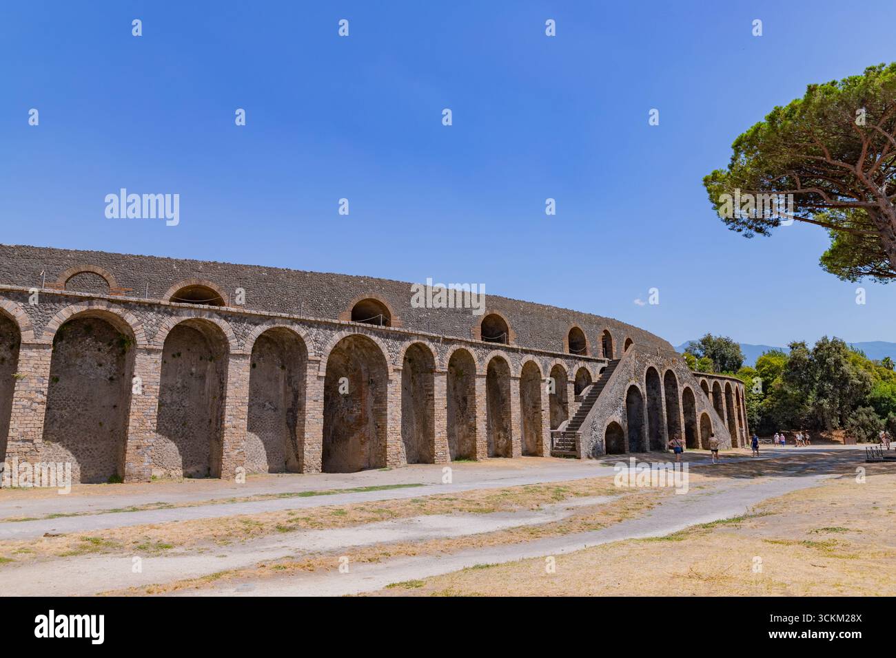 Pompeji, Italien - 8. August 2024: Menschen im Amphitheater-Gebiet von Pompeji, Provinz Neapel, Kampanien, Italien, Europa Stockfoto
