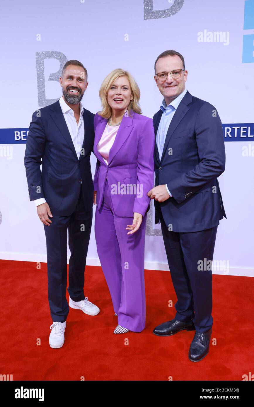 11.09.2025, Daniel Funke, Bundestagspräsidentin Julia Klöckner und Jens Spahn zur Bertelsmann Party 2025, Bertelsmannrepräsentanz unter den Linden Berlin *** 11 09 2025, Daniel Funke, Bundestagspräsidentin Julia Klöckner und Jens Spahn bei der Bertelsmann Party 2025, Bertelsmann Repräsentanz unter den Linden Berlin, Berlin Stockfoto
