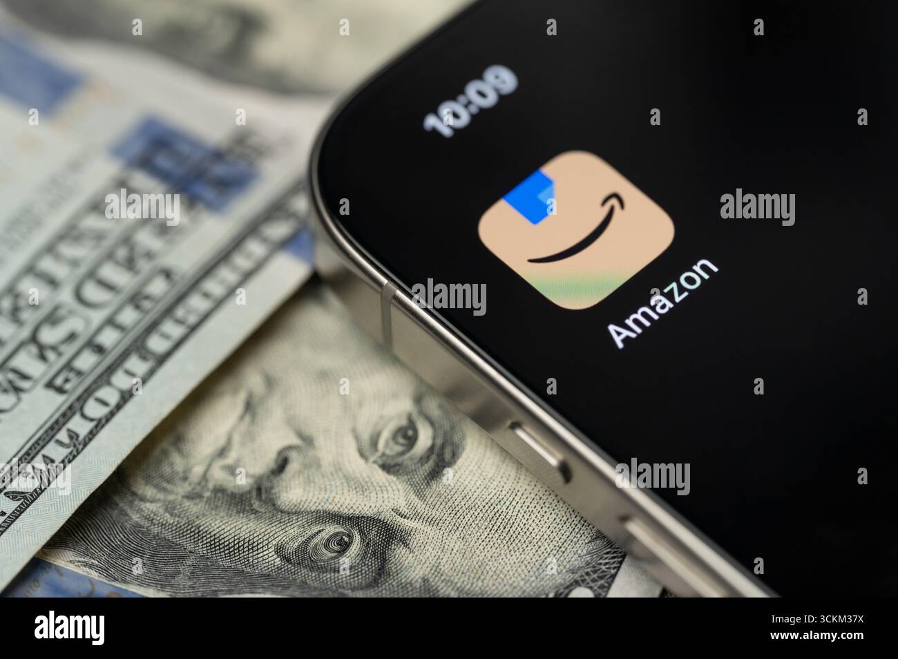New York, USA – 12. September 2025: Amazon App auf Smartphone-Bildschirm mit Dollarhintergrund in Nahaufnahme Stockfoto