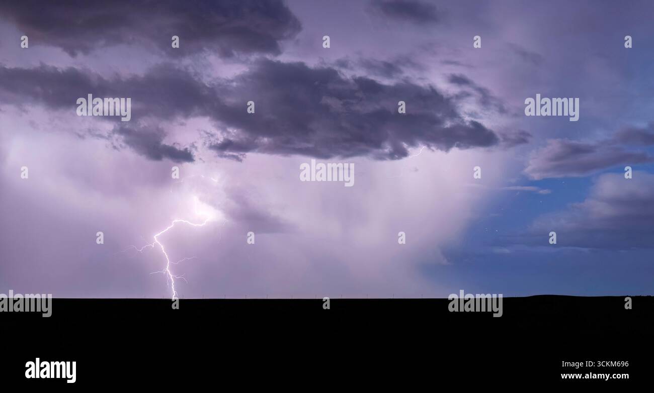 Ein starker Blitzschlag von einem Sommermonsunsturm im Südosten Colorados Stockfoto