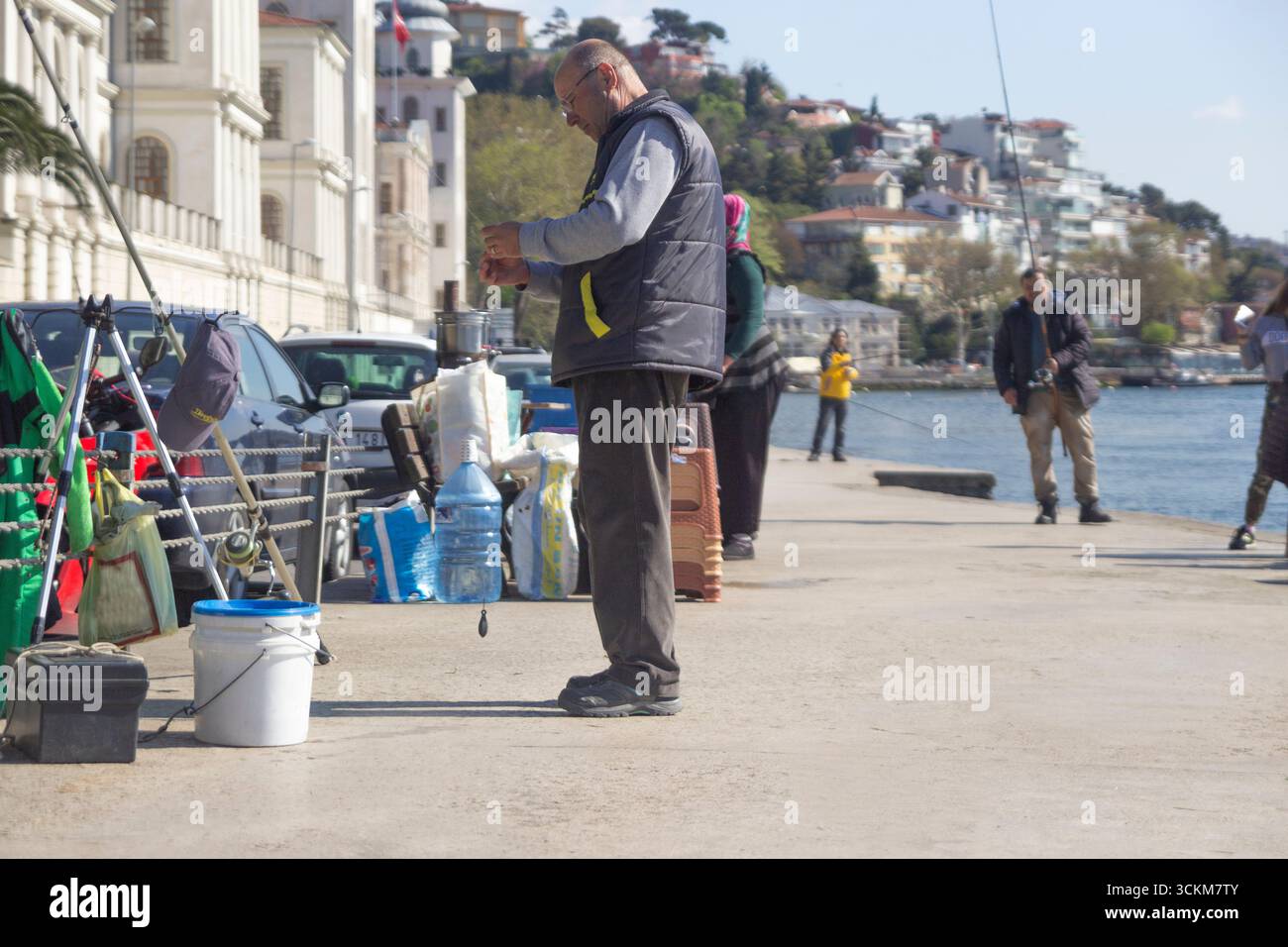Stadt am Meer eine Nahaufnahme der Ausrüstung eines Fischers in Istanbul Stockfoto