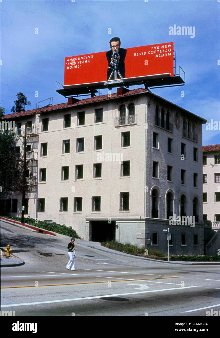Handbemalte Plakate, die die Veröffentlichung des neuen Elvis Costello-Albums, des diesjährigen Modells, bewerben, das 1978 über dem Sunset Strip in Los Angeles, Kalifornien, USA erschien Stockfoto