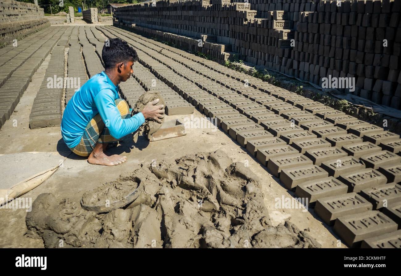 19. November 2024, Chittagong, Bangladesch: Stumme Kämpfe: Kinder bei der Arbeit in Chittagongs Ziegelöfen. Stockfoto