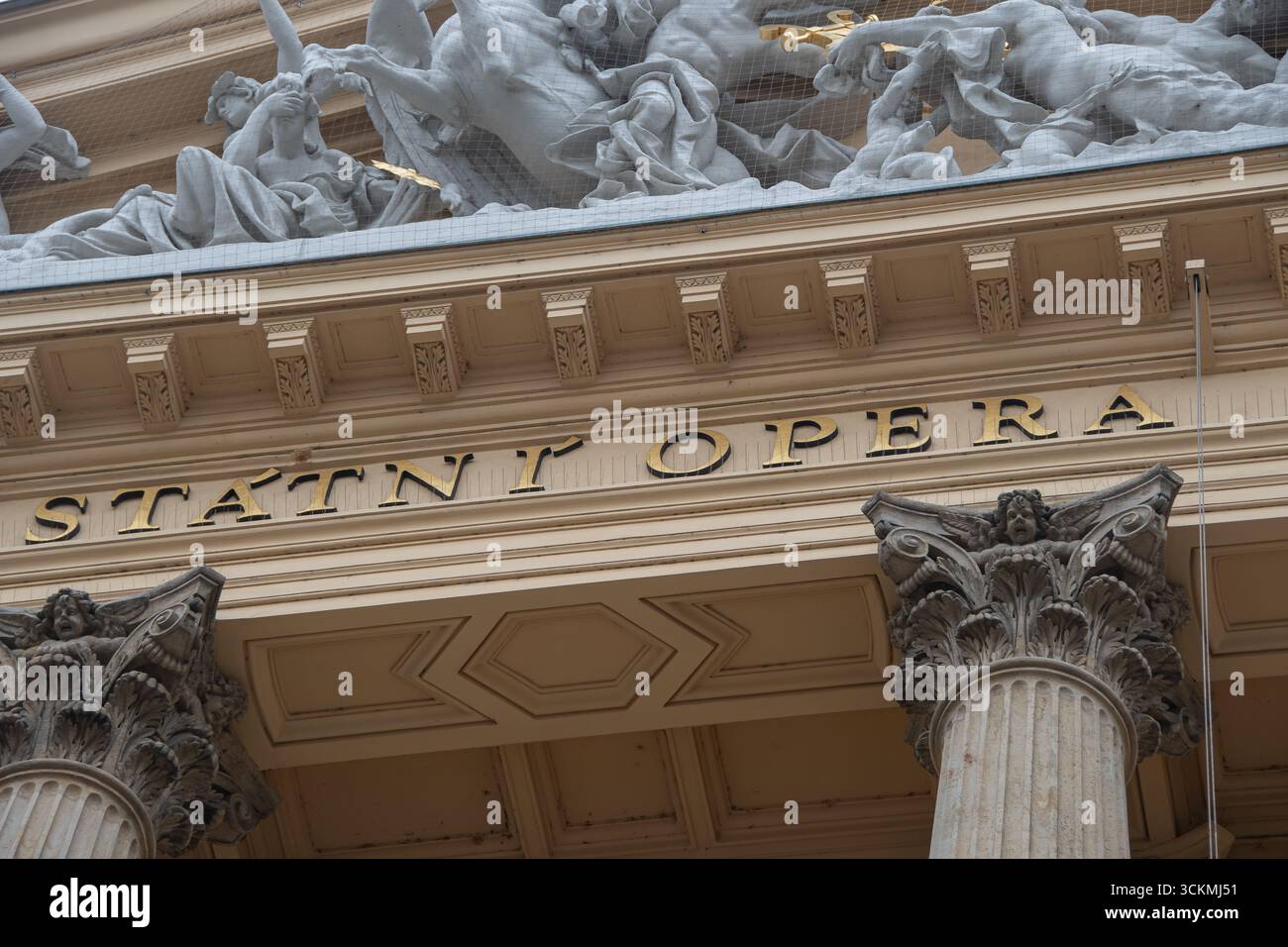 Prag, Tschechische Republik 25 Februar 2024, die tschechischen Worte "Staatsoper" an der Staatsoper in Prag Stockfoto
