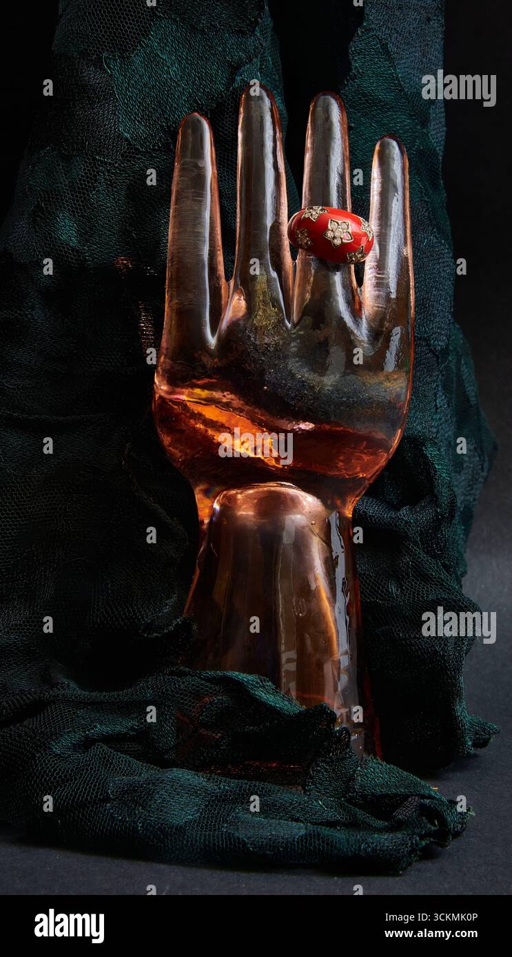 Glasringhalter mit rotem Ring und schwarzem Spitzenhintergrund. Stockfoto