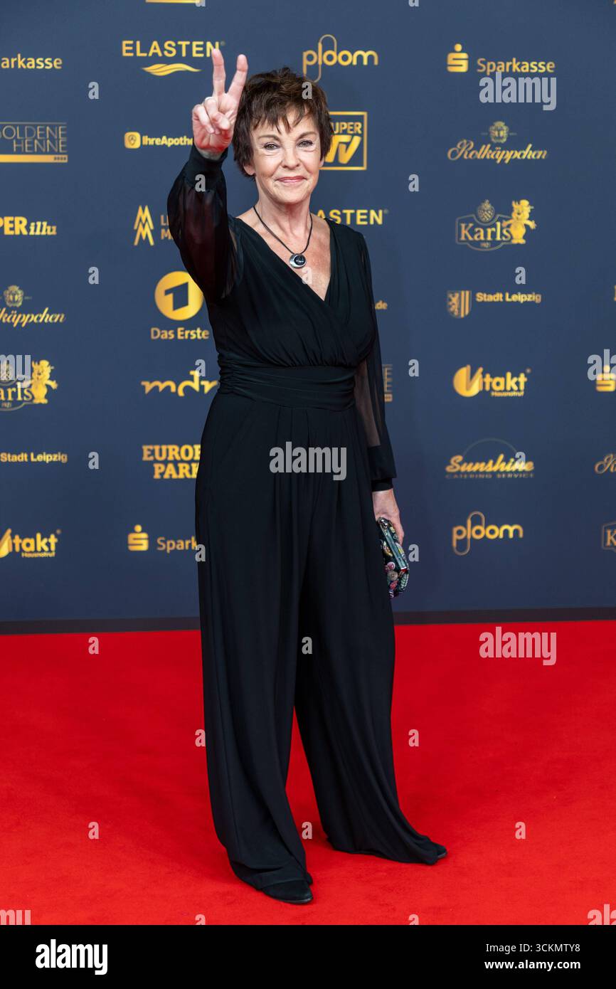 Preisverleihung Goldene Henne 2025 12.09.2025 Leipzig, Messe-Allee 1 Leipziger Messe im Foto: Katrin Sass, Schauspielerin am Freitagabend findet die Verleihung der Goldenen Henne 2025, gemeinsam veranstaltet von Superillu und MDR-Fernsehen, wieder in Leipzig statt. Deutschlands größter Publikumspreis feiert in diesem Jahr 35 Jahre Deutsche Einheit und 30 Jahre GOLDENE HENNE. Dazu eingeladen sind zahlreiche regionale, nationale und internationale Stars. Die Preisverleihung findet in der Messe Leipzig statt. Leipzig Messe Leipzig Sachsen Deutschland *** Goldene Henne 2025 Preisverleihung 12 09 20 Stockfoto
