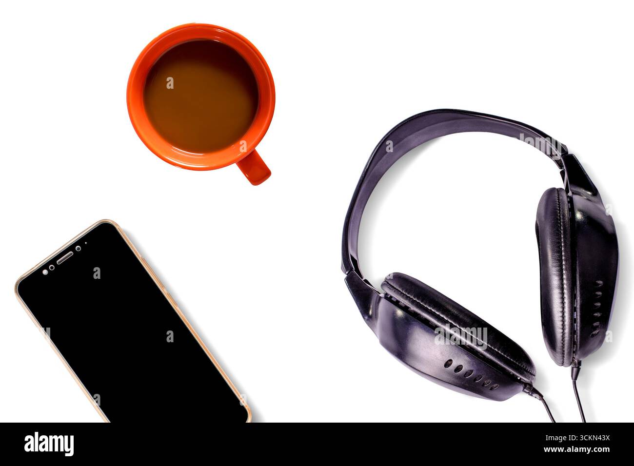 Kaffeetasse, Smartphone, Kopfhörer auf weißem Hintergrund. Entspannung, Erholung. Isoliert. Stockfoto