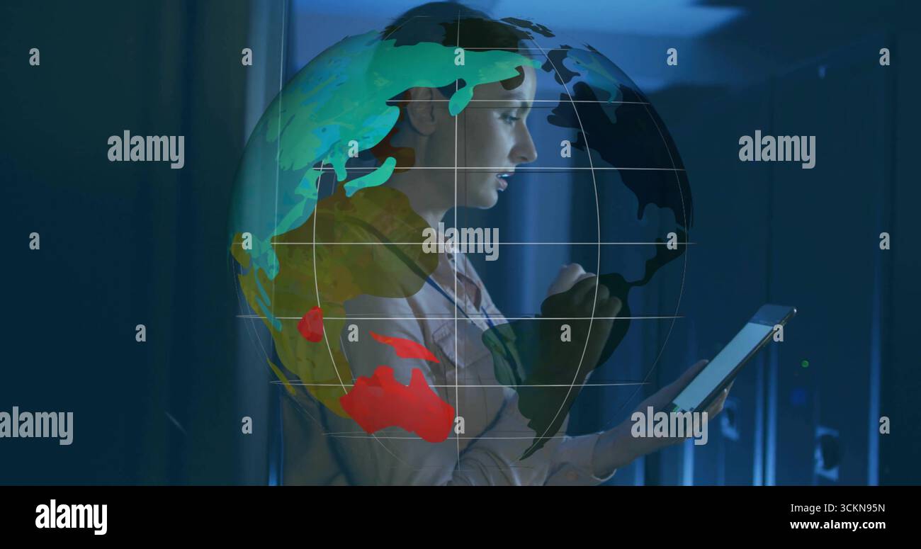 Interagierender Techniker, der Netzwerke auf einem Tablet im Server-Rack-Korridor überwacht, Globus-Projektion Stockfoto