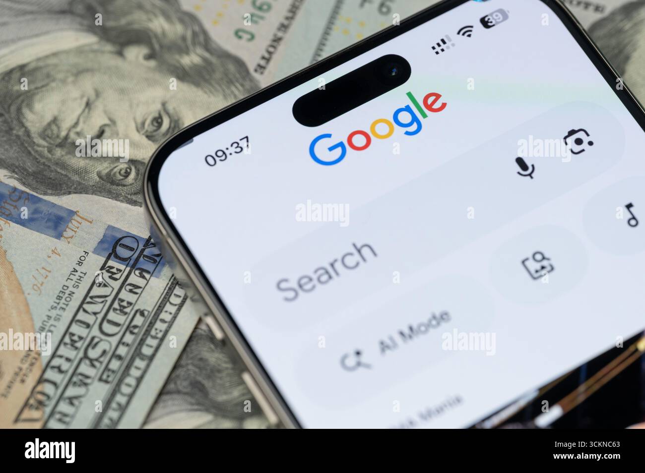 New York, USA – 12. September 2025: Google-Suchleiste auf dem Smartphone-Bildschirm mit Dollarhintergrund in Nahaufnahme Stockfoto