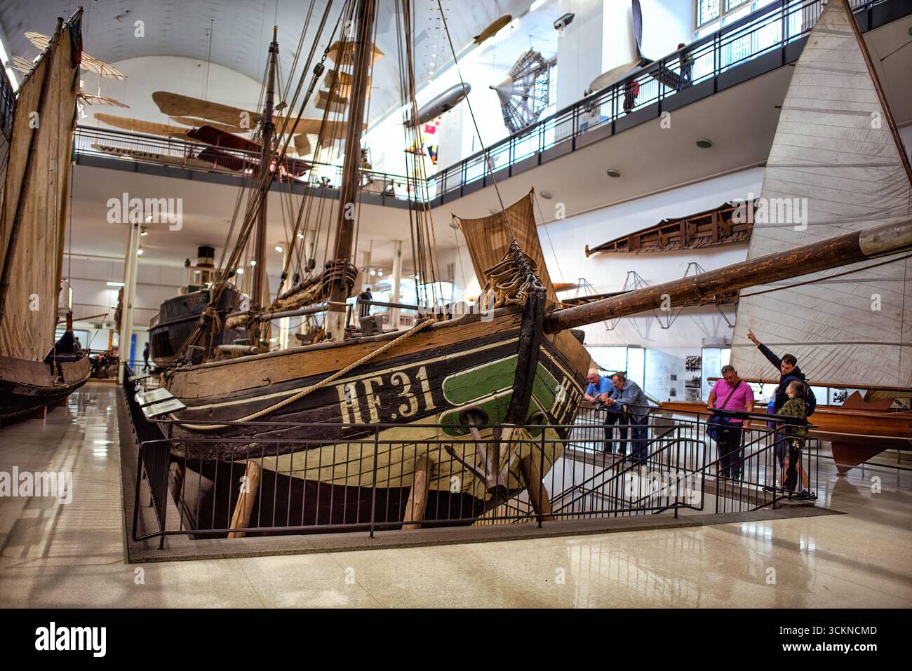 Ein altes Holzschiff im Deutschen Museum: München - 14. September 2018 Stockfoto