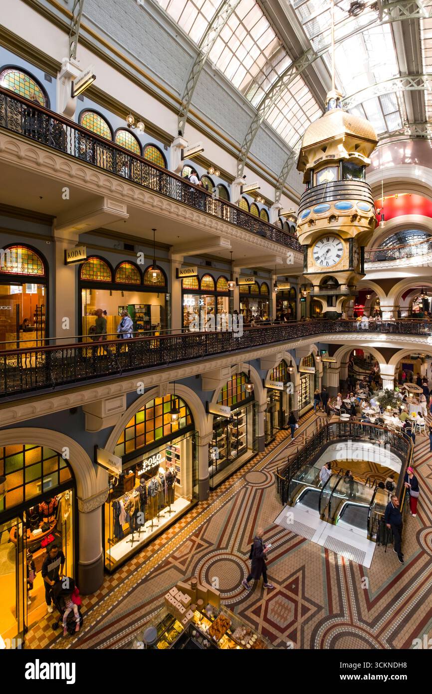Queen Victoria Building mit mehreren Stockwerken, kunstvollem Design und lebendiger Einrichtung. Fängt eine geschäftige Atmosphäre mit Käufern ein Stockfoto