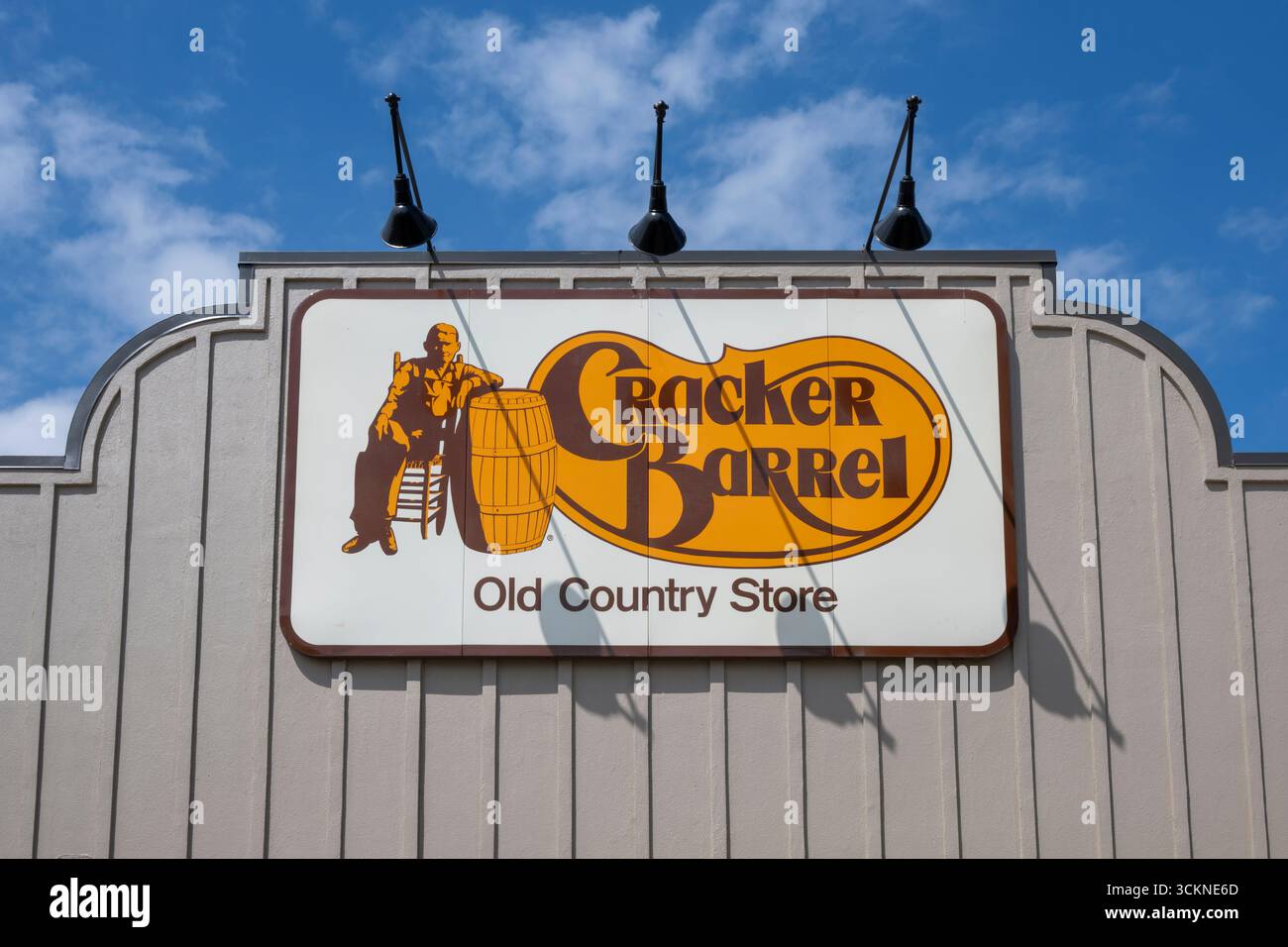 Olathe, Kansas. Cracker Barrel Old Country Store mit seiner gutbürgerlichen Country-Küche ist ein Kettenrestaurant, das amerikanische Gerichte serviert und auch eine hat Stockfoto
