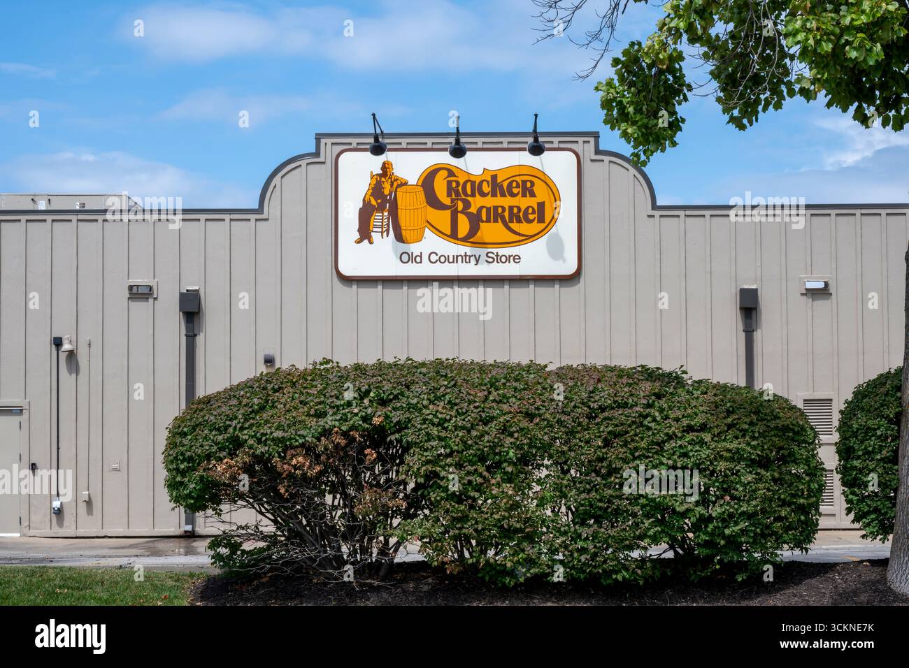 Olathe, Kansas. Cracker Barrel Old Country Store mit seiner gutbürgerlichen Country-Küche ist ein Kettenrestaurant, das amerikanische Gerichte serviert und auch eine hat Stockfoto