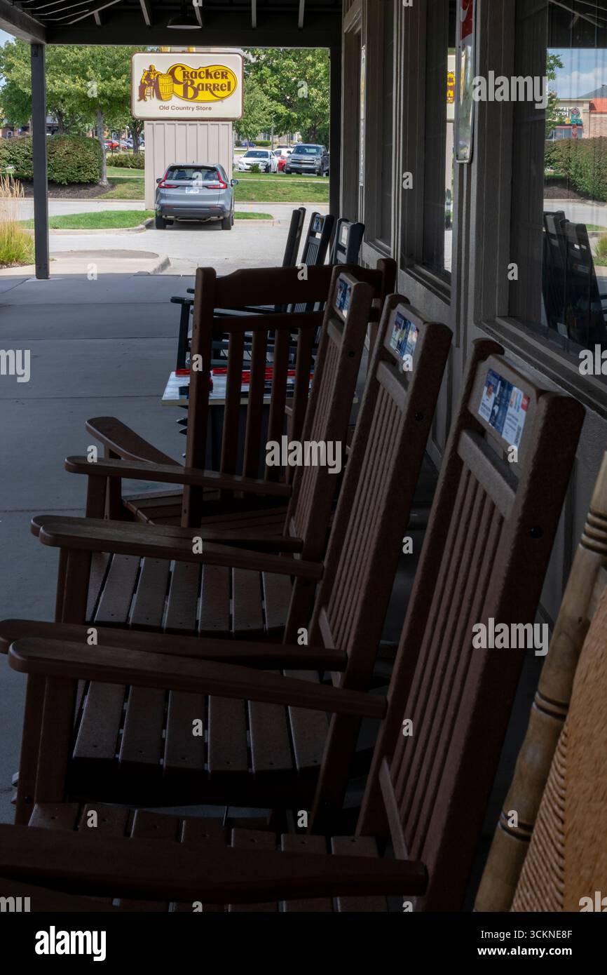 Olathe, Kansas. Olathe, Kansas. Cracker Barrel Old Country Store mit seiner gutbürgerlichen Country-Küche ist ein Kettenrestaurant mit amerikanischem Komfort Stockfoto