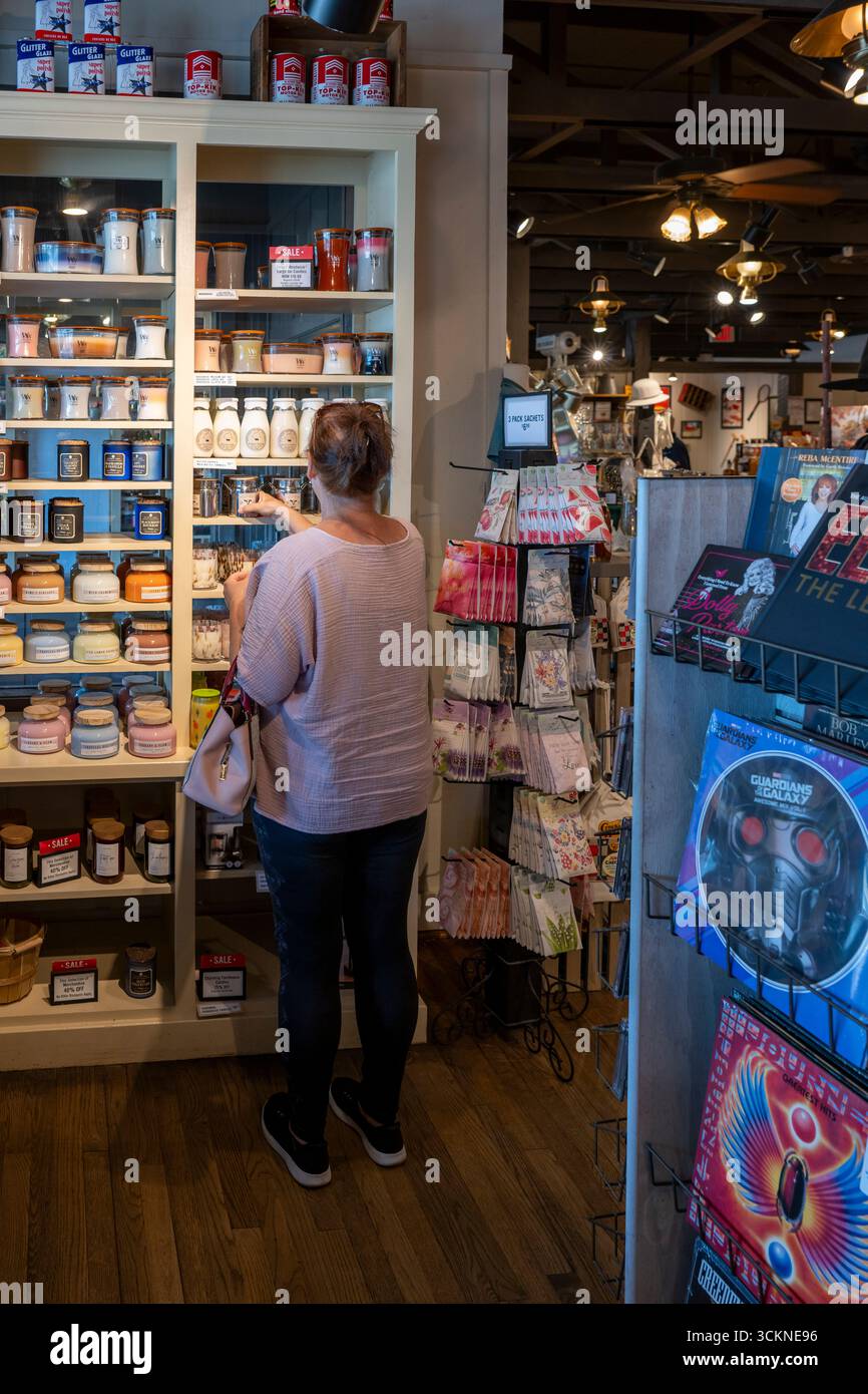 Olathe, Kansas. Eine Frau, die Kerzen im Cracker-Barrel Old Country Store kauft, mit seiner gutbürgerlichen Country-Küche und einem Restaurant, das Amerika serviert Stockfoto