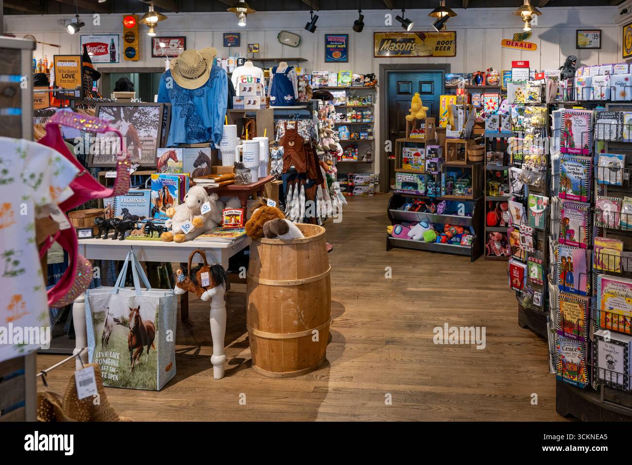 Olathe, Kansas. Cracker Barrel Old Country Store mit seiner gutbürgerlichen Country-Küche ist ein Kettenrestaurant, das amerikanische Gerichte serviert und auch eine hat Stockfoto