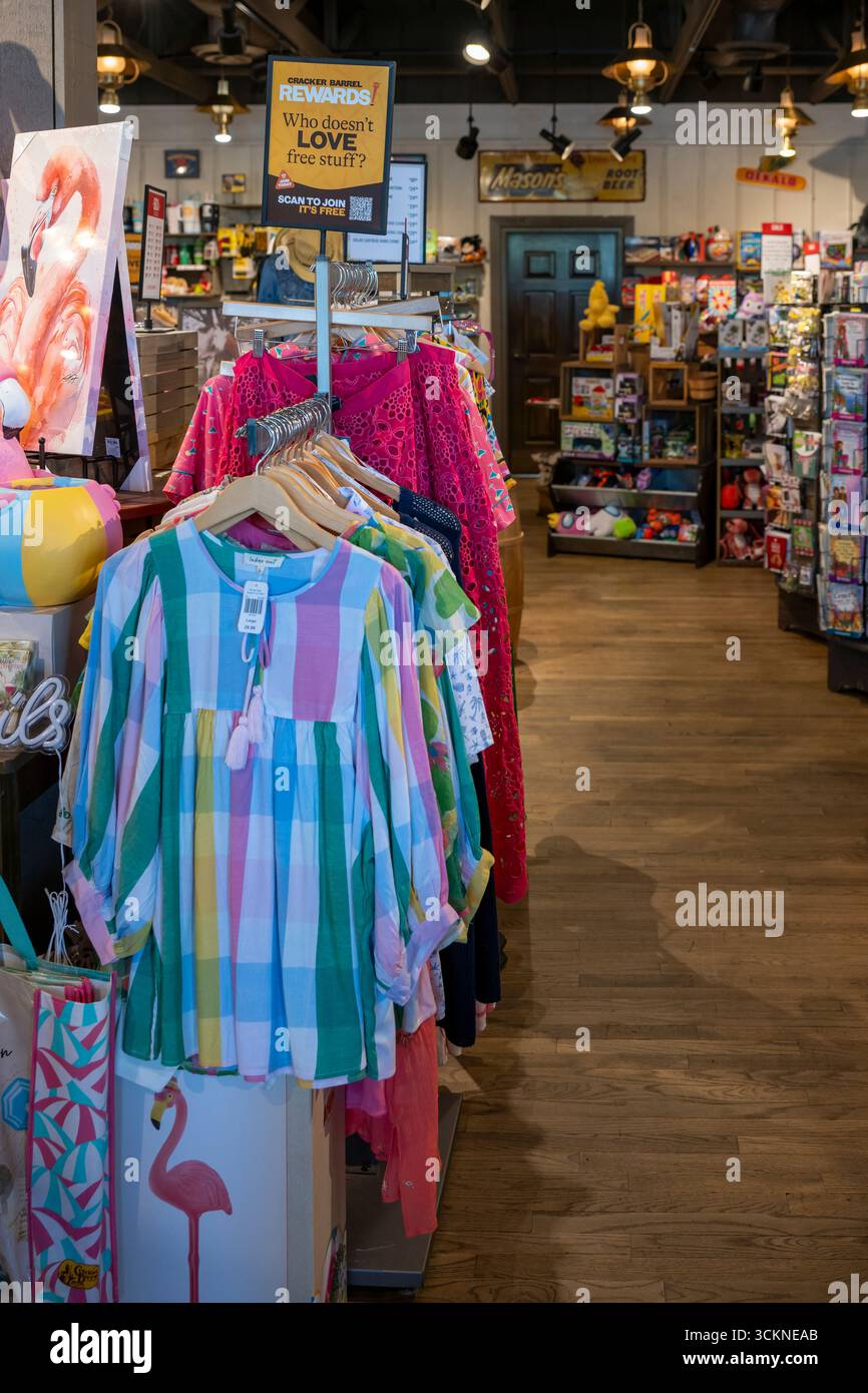 Olathe, Kansas. Cracker Barrel Old Country Store mit seiner gutbürgerlichen Country-Küche ist ein Kettenrestaurant, das amerikanische Gerichte serviert und auch eine hat Stockfoto