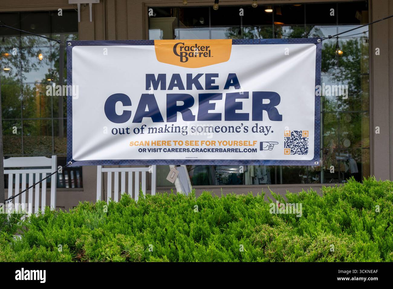 Olathe, Kansas. Career Hiring Sign im Cracker Barrel Old Country Store mit seiner gutbürgerlichen Country Cooking ist ein Kettenrestaurant mit amerikanischer Küche Stockfoto
