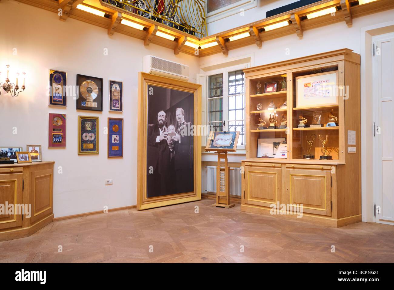 Zahlreiche Auszeichnungen, darunter Grammy Awards. Im Opernsänger Luciano Pavarotti Home Museum in Modena, Italien. Stockfoto