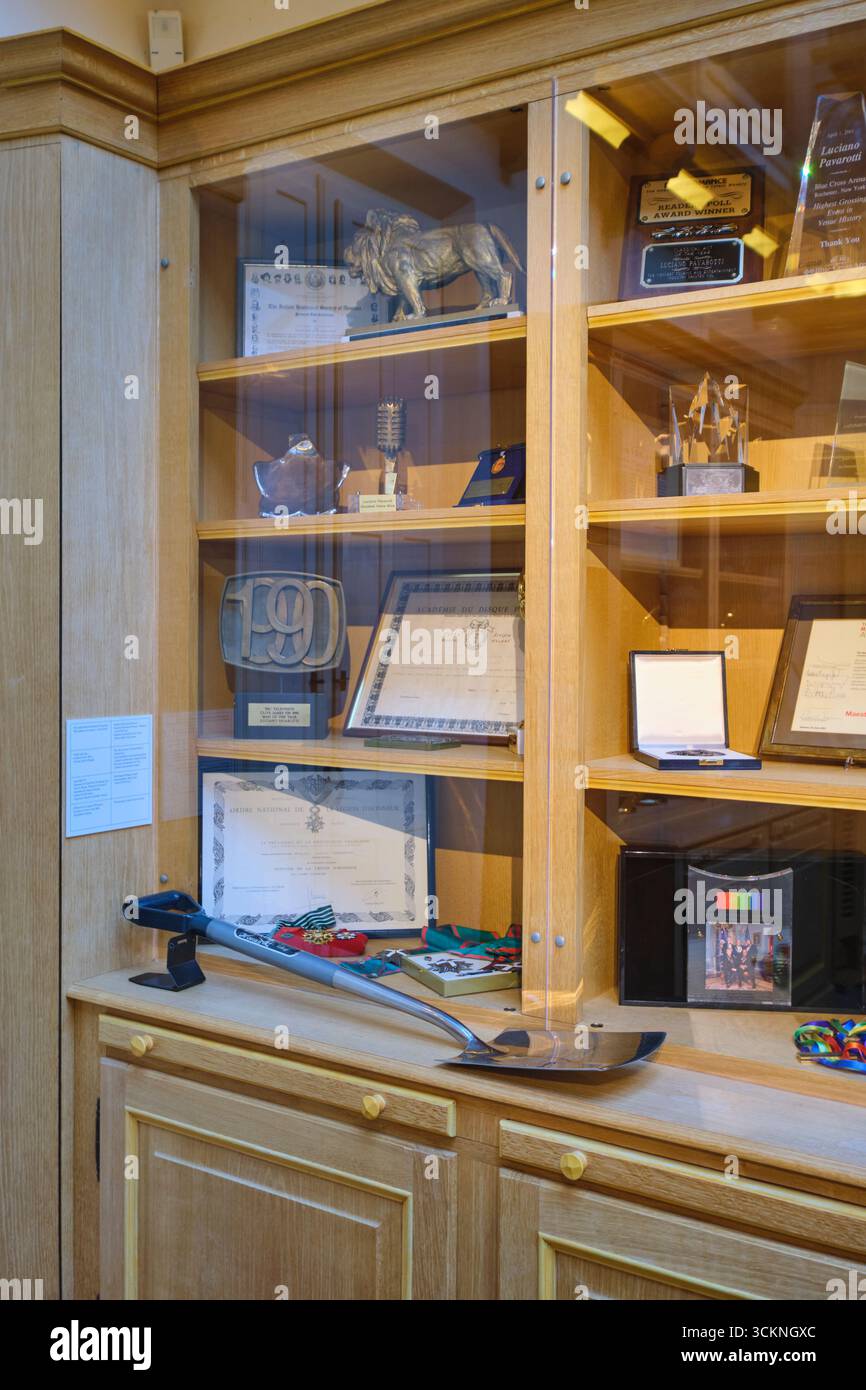 Zahlreiche Auszeichnungen, darunter Grammy Awards. Im Opernsänger Luciano Pavarotti Home Museum in Modena, Italien. Stockfoto