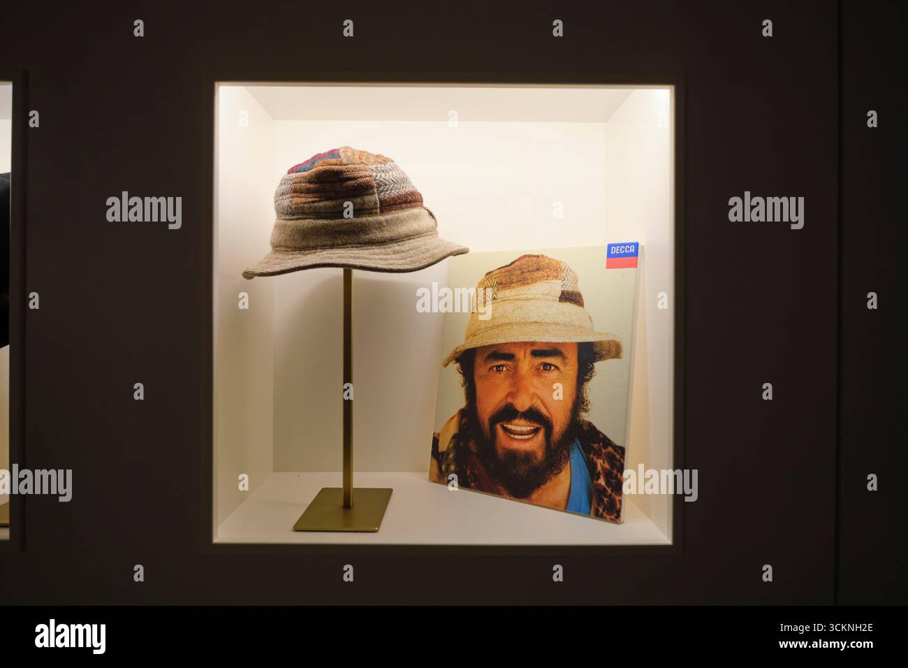 Albumcover mit dem Hut, der beim Fotoshooting verwendet wurde. Im Opernsänger Luciano Pavarotti Home Museum in Modena, Italien. Stockfoto
