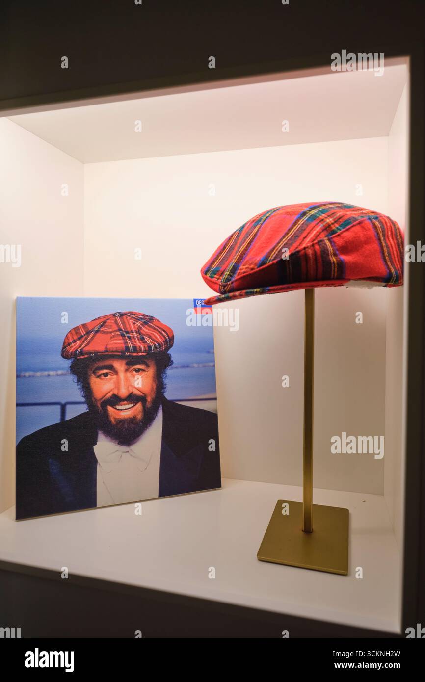 Albumcover mit dem Hut, der beim Fotoshooting verwendet wurde. Im Opernsänger Luciano Pavarotti Home Museum in Modena, Italien. Stockfoto