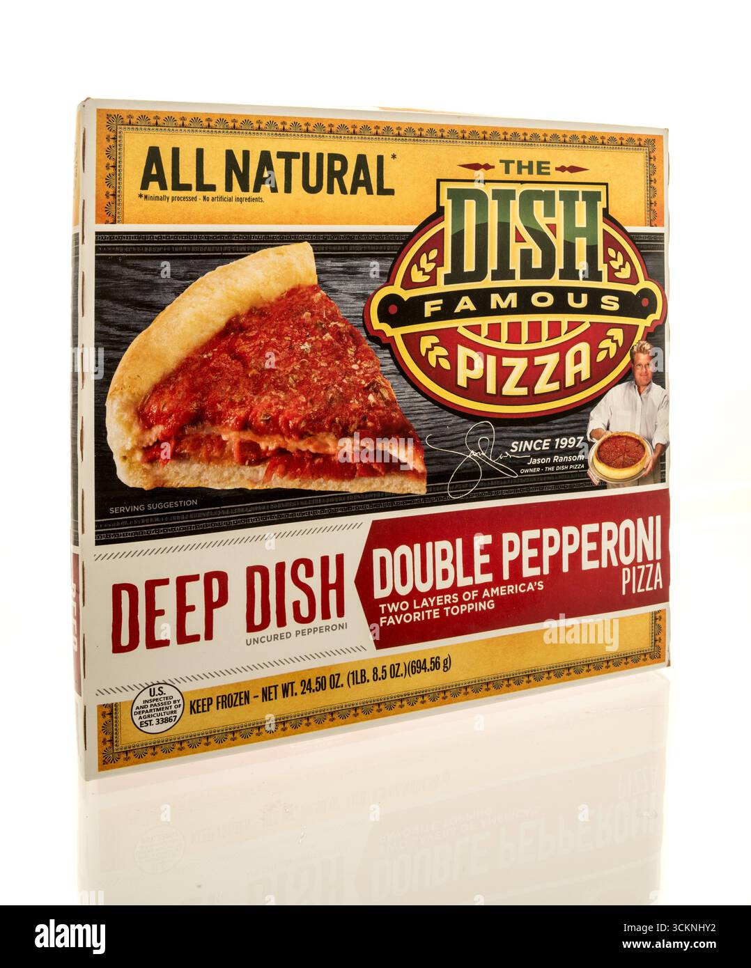 Winneconne, WI - 22. August 2025: Ein Paket von Gericht berühmte Deep Dish Pizza auf einem isolierten Hintergrund. Stockfoto