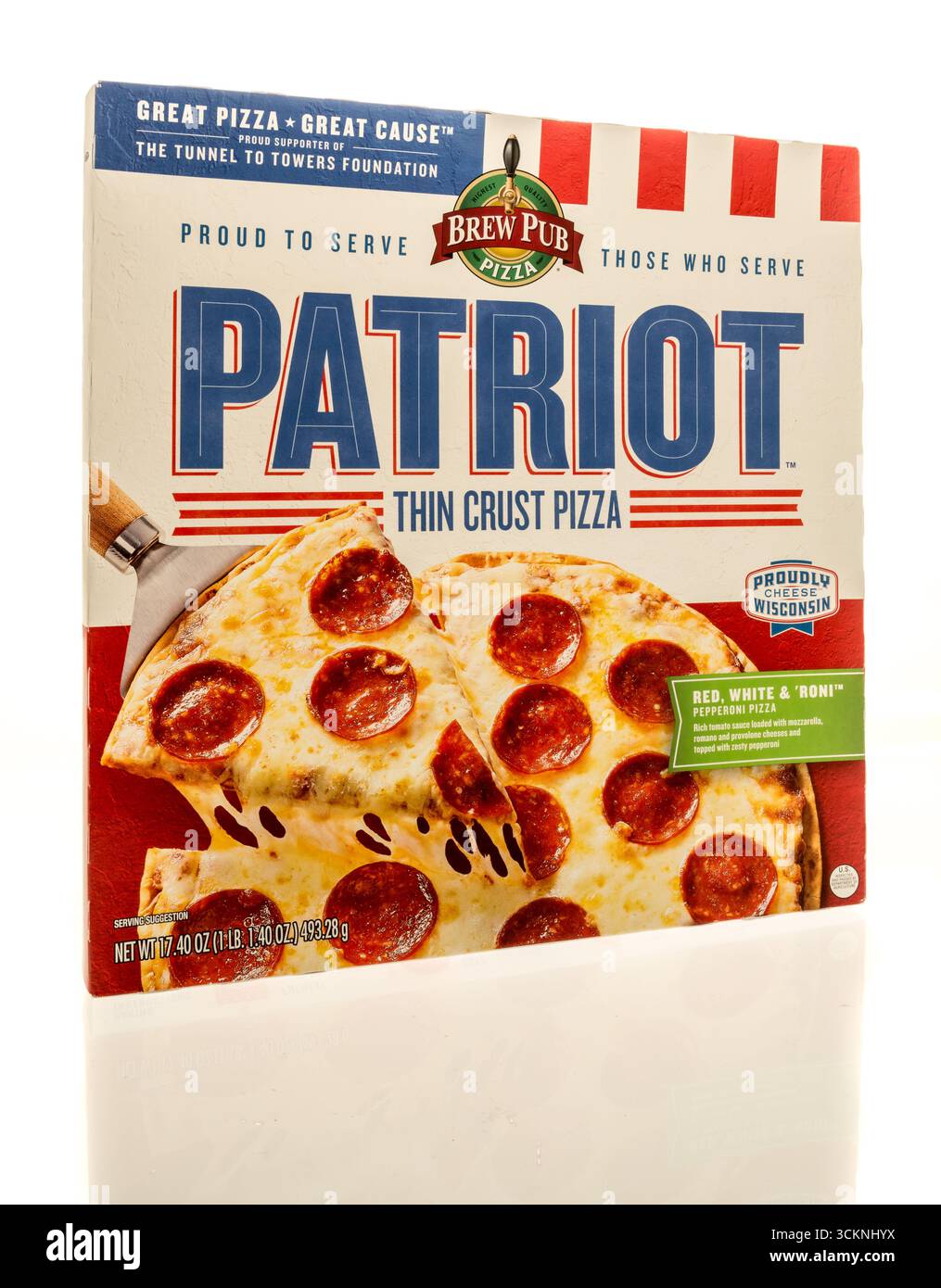 Winneconne, WI - 22. August 2025: Ein Paket von Brew Pub Patriot dünne Kruste Pizza auf einem isolierten Hintergrund. Stockfoto