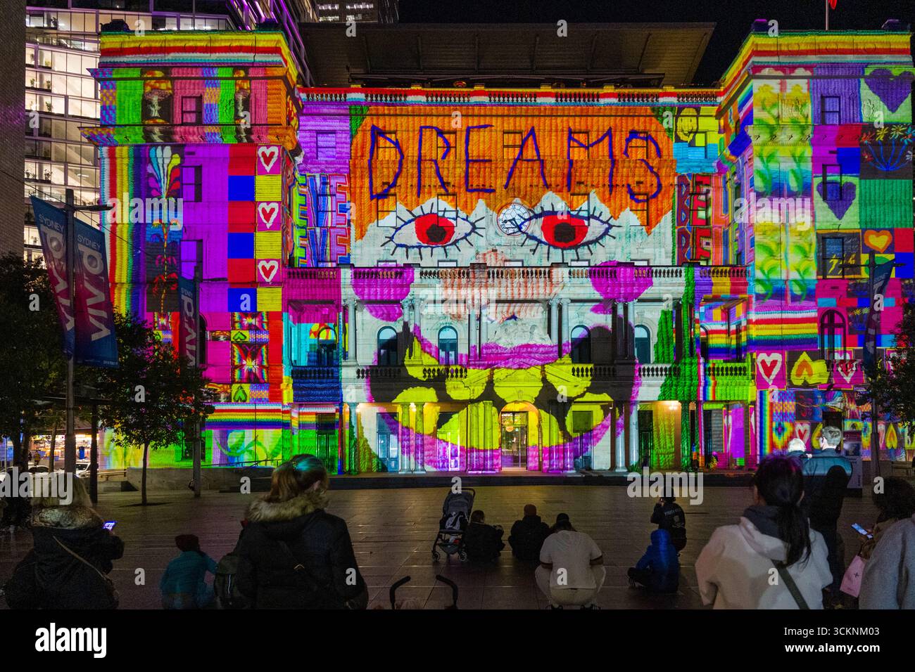 Beleuchtetes Zollhaus mit lebendigen Kaleidoskop-Mustern während Vivid Sydney, Central Business District, Sydney, New South Wales, Australien Stockfoto