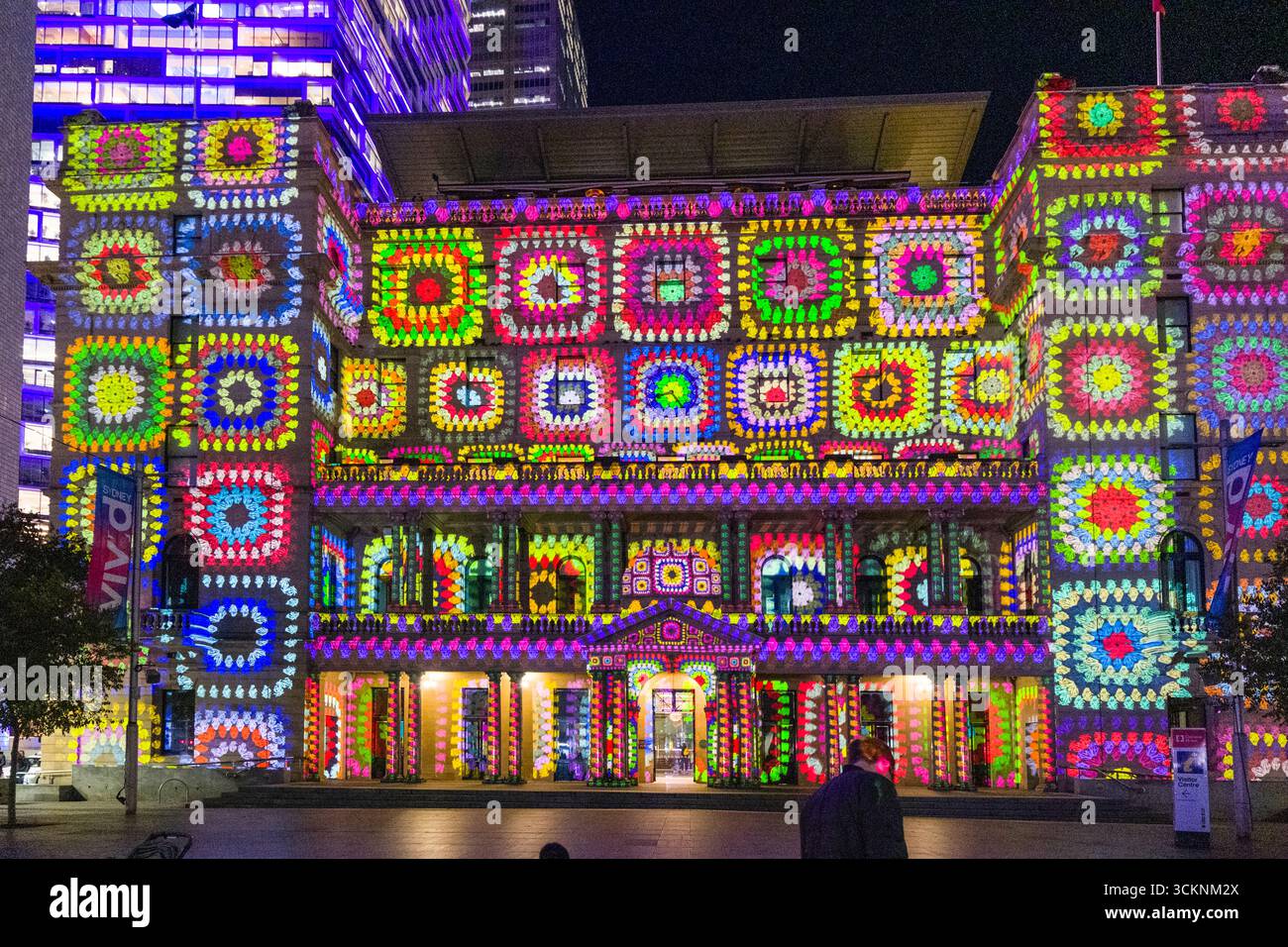 Beleuchtetes Zollhaus mit lebendigen Kaleidoskop-Mustern während Vivid Sydney, Central Business District, Sydney, New South Wales, Australien Stockfoto