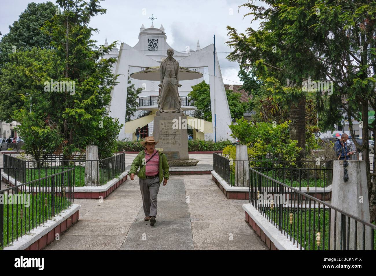 Coban, Guatemala - 20. Juni 2025: Statue zu Ehren Manuel Tots des Bildhauers Rodolfo Galeotti Torres im La Paz Central Park in Coban, Guatemala. Stockfoto
