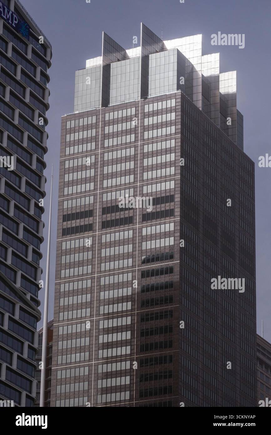 Governor Phillip Tower mit moderner Architektur mit klaren geometrischen Linien und einer reflektierenden Fassade in einer urbanen Umgebung, Sydney Stockfoto