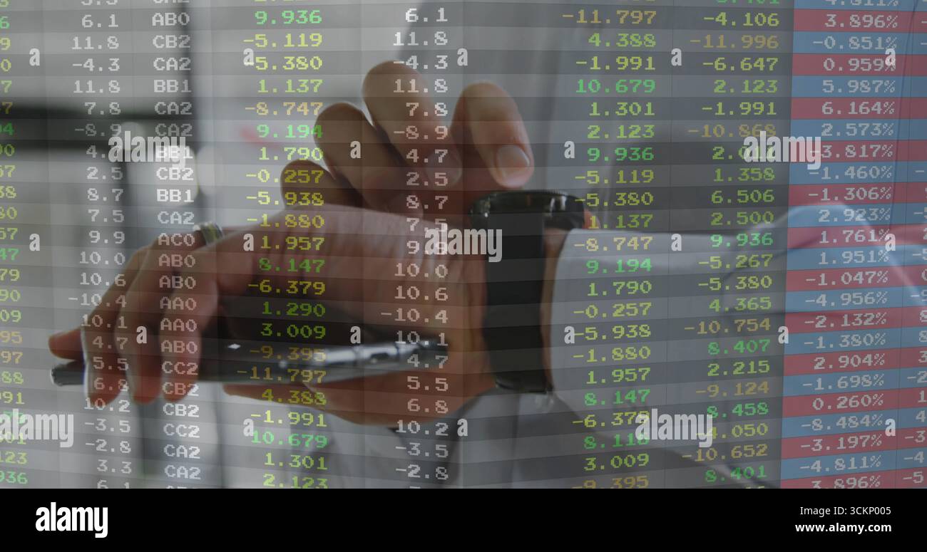 Stempeln des Datumsstempels mit der rechten Hand über dem Bürotisch, mit der Überlagerung der Bestandsdaten Stockfoto