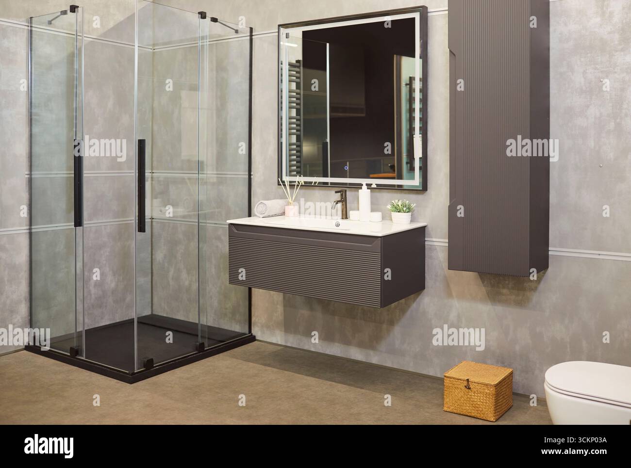 Modernes Bad mit perfekter Glasdusche Eckkabine minimalistisches Design, hochwertige Materialien Stockfoto