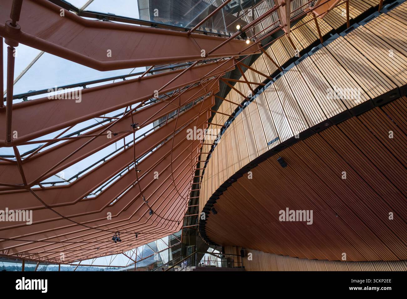 Dynamisches und optisch eindrucksvolles Interieur des Joan Sutherland Theatre Northern Foyer mit zeitgenössischen architektonischen Details aus Holz und Metall Stockfoto