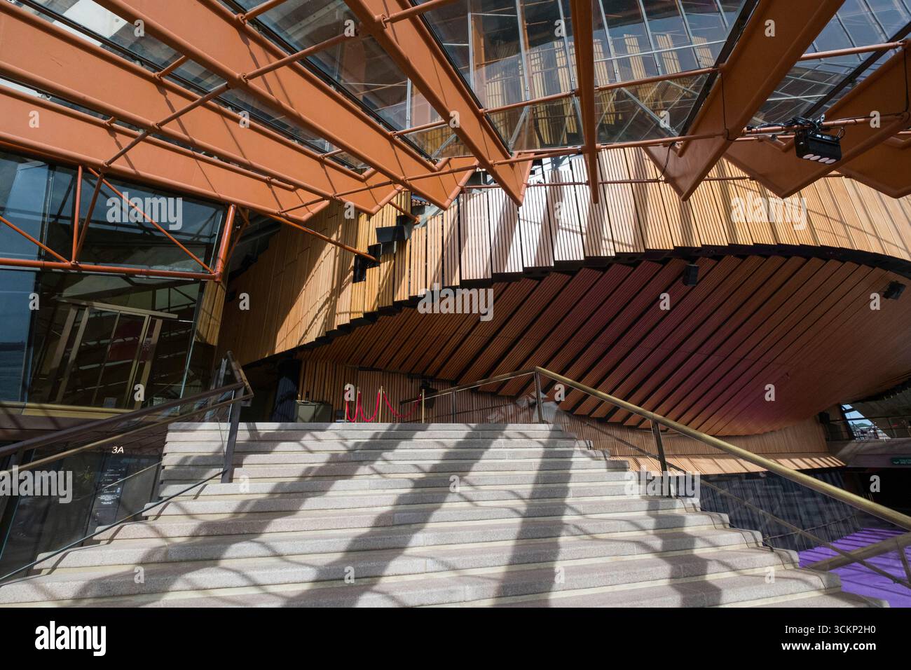 Joan Sutherland Theater Northern Foyer im Sydney Opera House, das Holzstrukturen und Glasstrukturen kombiniert und modernes Design präsentiert Stockfoto