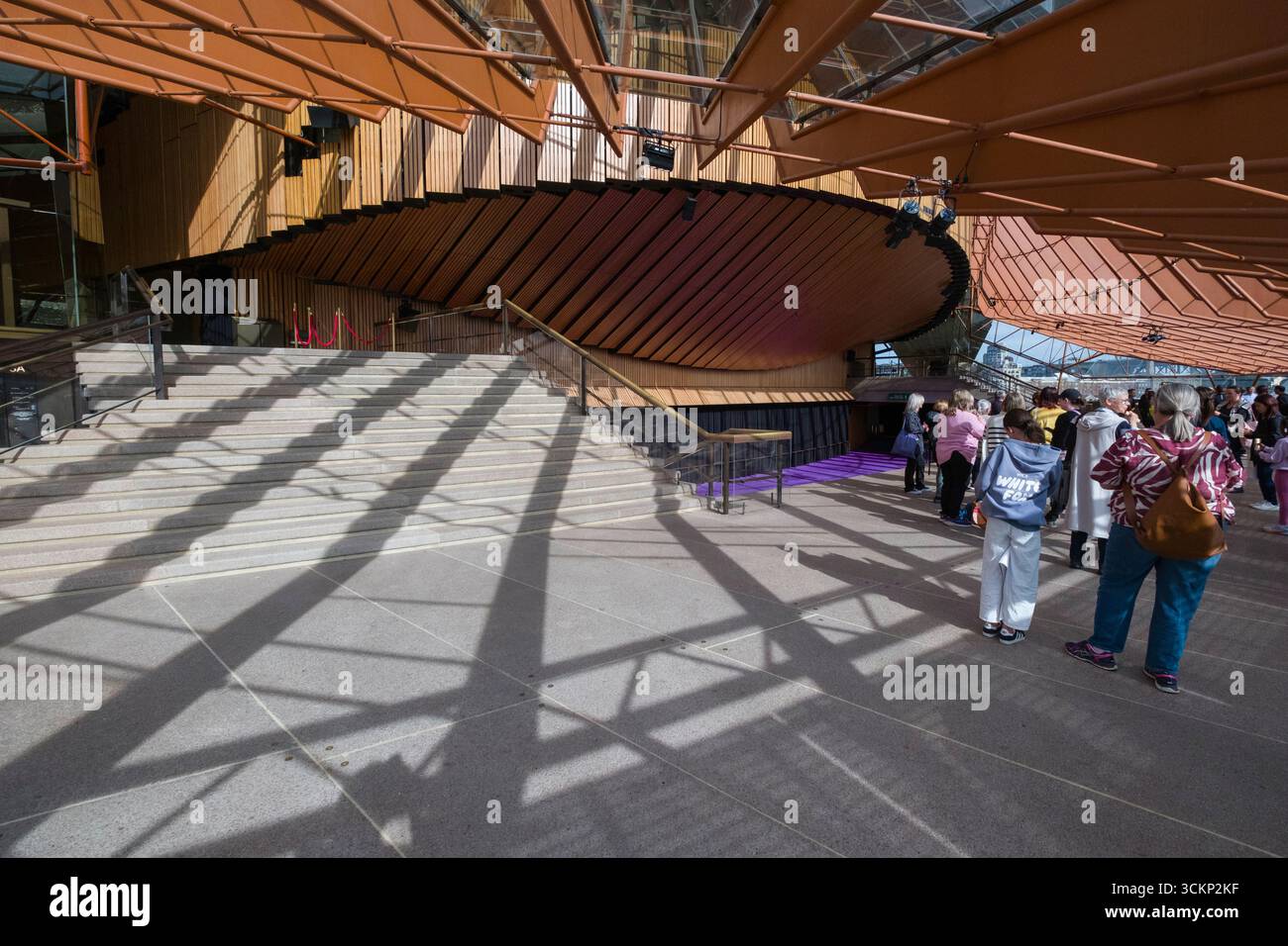 Das Joan Sutherland Theatre Northern Foyer im Sydney Opera House zeigt seine markante Holzarchitektur, die von Sonnenlicht beleuchtet wird Stockfoto