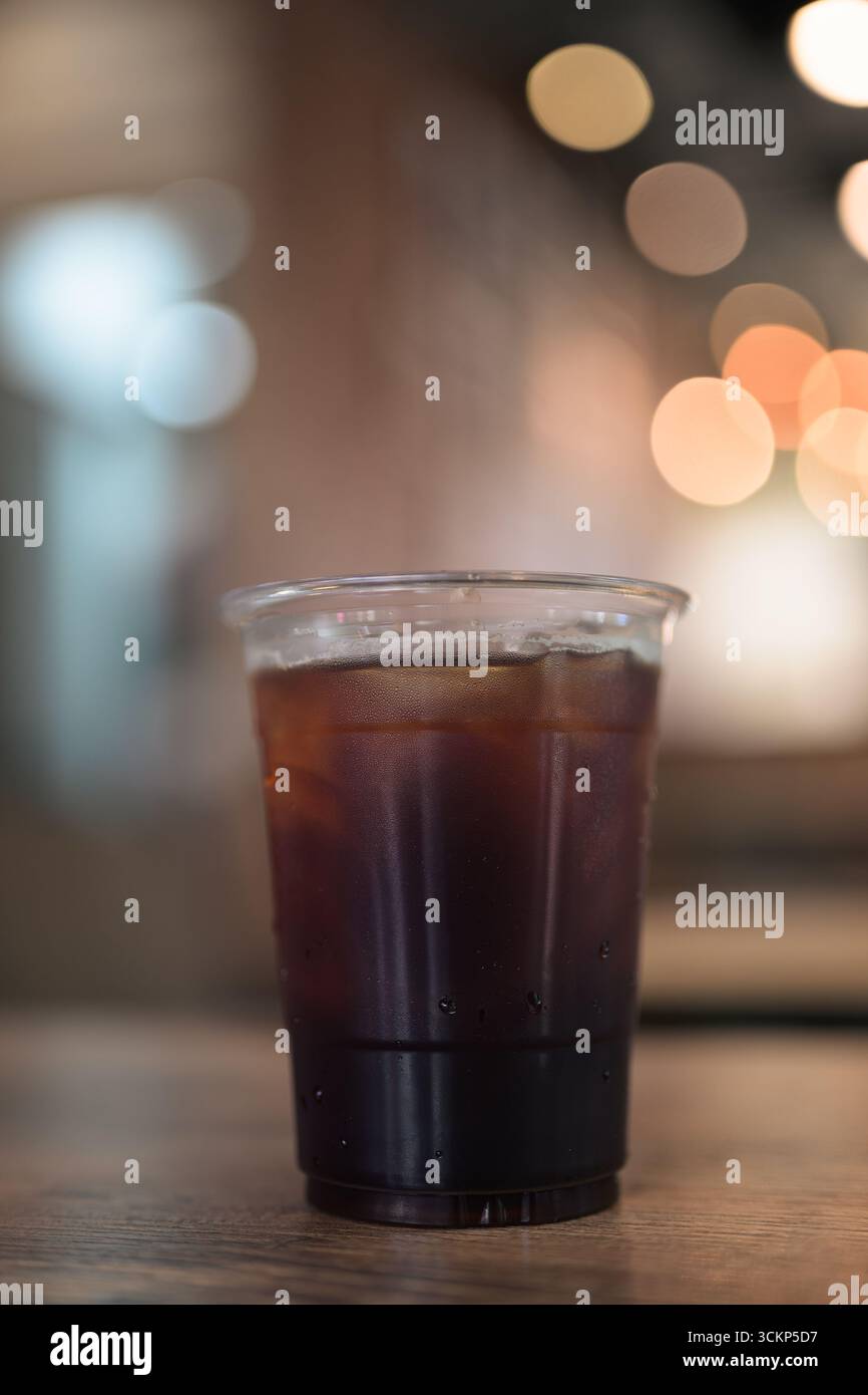Eiskaffee Americano, serviert auf dem Tisch im Café-Restaurant mit Kopierraum Stockfoto