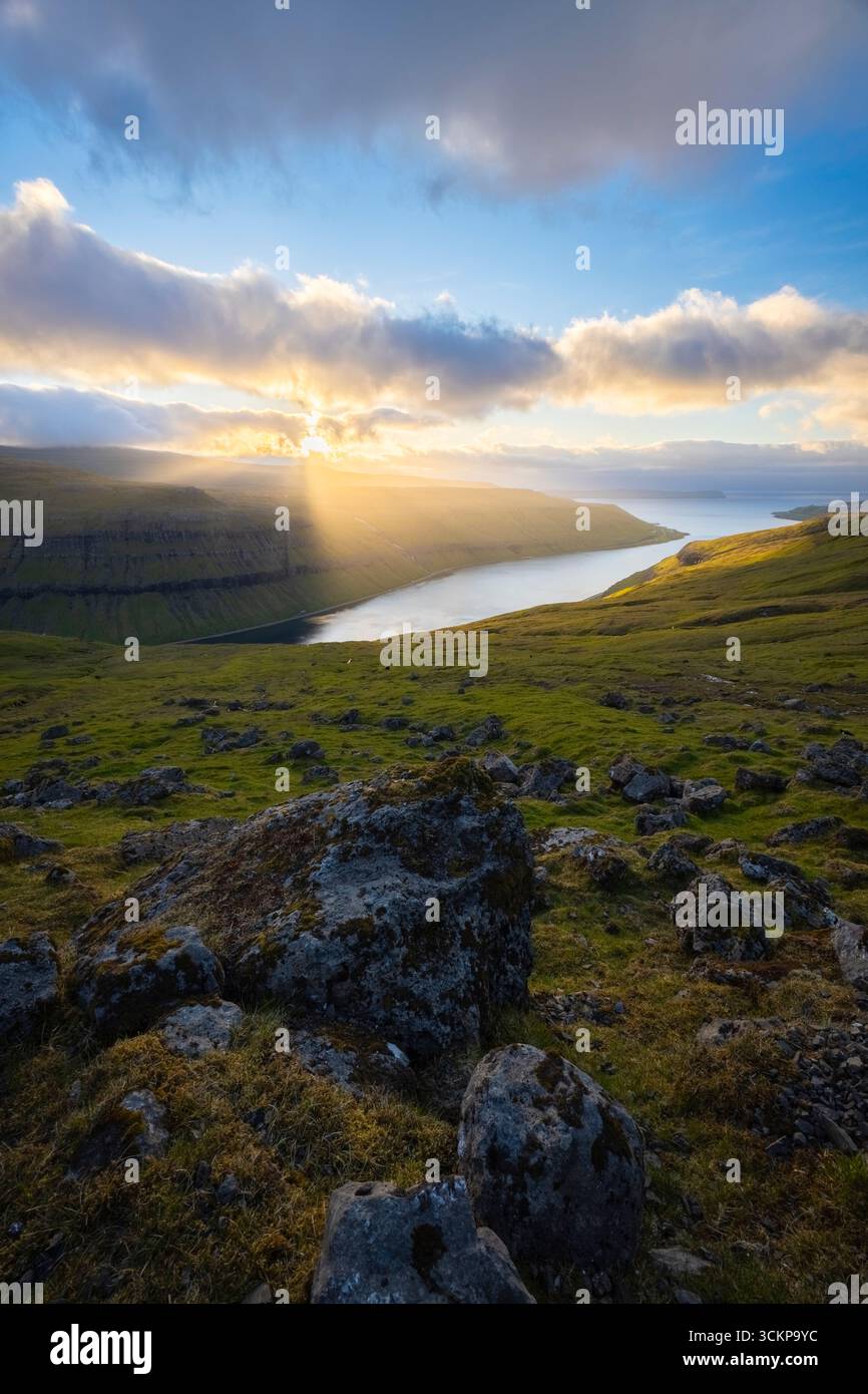 Blick auf den Kaldbaksfjørður-Fjord vom Straßenrand im Sommer. Streymoy Island, Färöer Inseln, Dänemark, Europa. Stockfoto