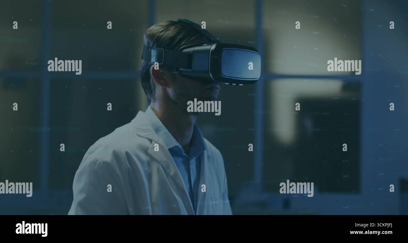 Männlicher Forscher, der Labormantel und VR-Headset trägt, erforscht Simulation in schwachem Labor, Gitterteilung Stockfoto