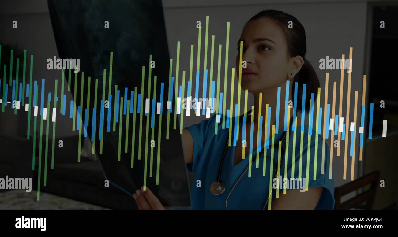 Inspektion der Krankenschwester mit Scheuern, die einen Thoraxröntgenfilm im klinischen Untersuchungsraum mit Wellenform-Overlay halten Stockfoto