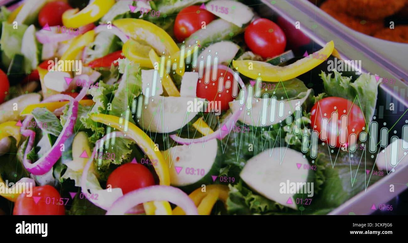 Metalltablett mit Salat am Buffet, mit Kerzenleuchter oder Liniendiagramm Stockfoto