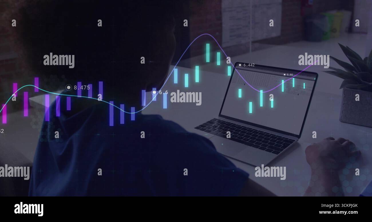 Frau in blauem Hemd, die Kerzenständer auf einem Laptop am modernen Schreibtisch studiert, mit saftigem Kopierraum Stockfoto